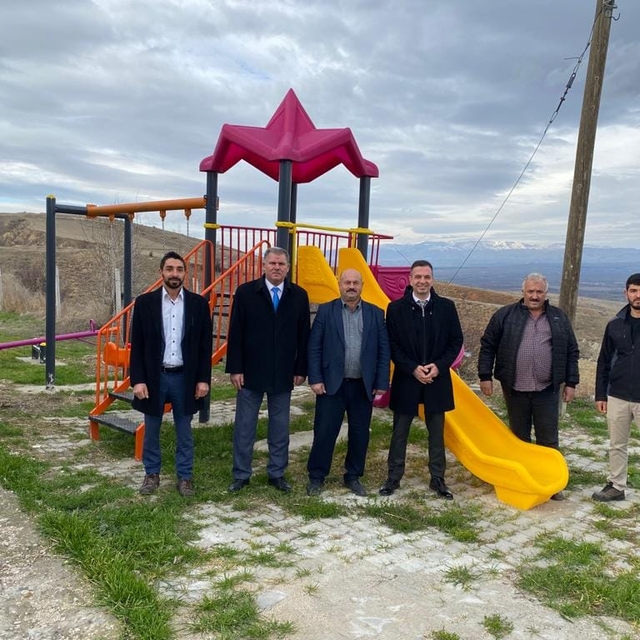 Suluova Kaymakamlığı 3 köye çocuk oyun parkı yaptı