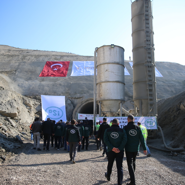 Bakan Yumaklı, Hatay'daki Karasu Regülatörü ve Derivasyon Kanalının inşaatı...