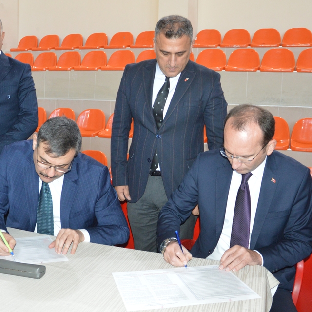 Erzurum Valisi Çiftçi, kan vermenin önemi için 120 kilometre yol katetti