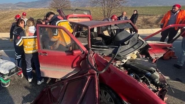Merzifon'da bariyere çarpan otomobilin sürücüsü yaralandı