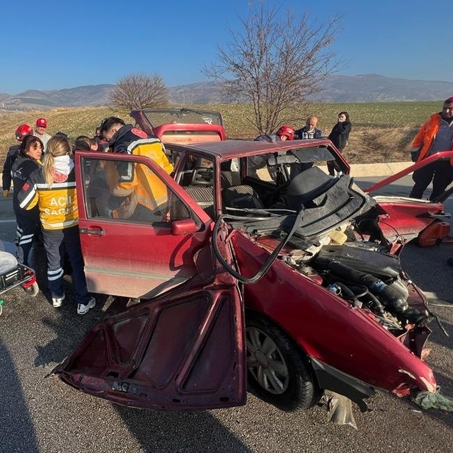 Merzifon'da bariyere çarpan otomobilin sürücüsü yaralandı