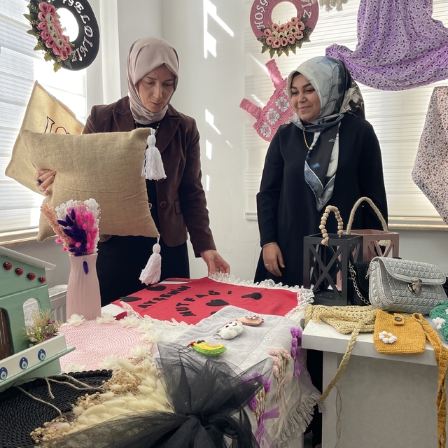 Niğde'de ADEM'de başarılı kursiyerlere belge verildi