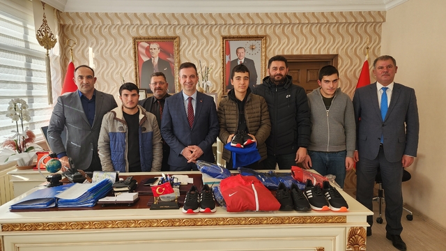 Suluova Kaymakamlığı engelli sporculara malzeme desteğinde bulundu