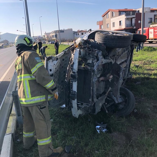 Burhaniye'de devrilen otomobildeki baba oğul yaralandı