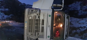 Erzurum'da devrilen tırın sürücüsü yaralandı