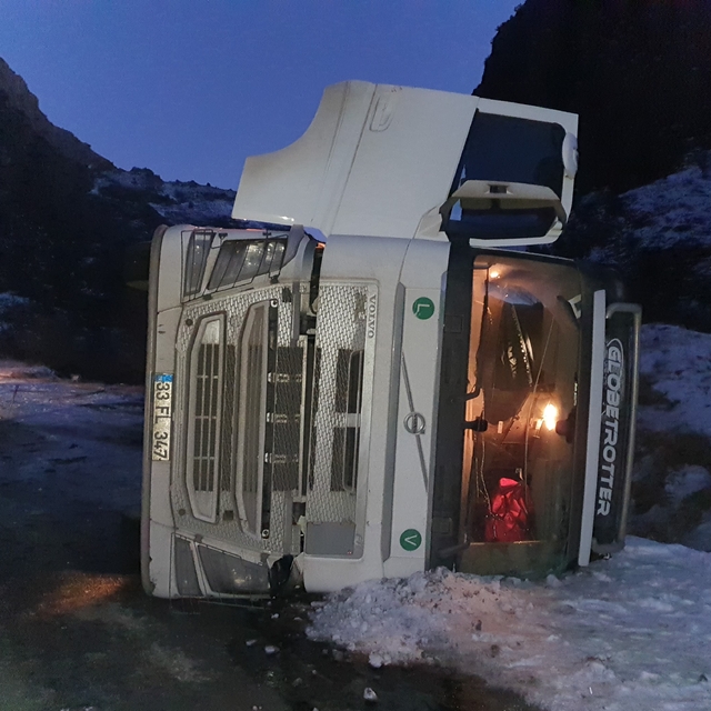 Erzurum'da devrilen tırın sürücüsü yaralandı