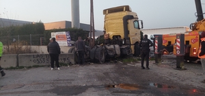 İzmir'de tır ve kamyonetin çarpıştığı kazada 1 kişi öldü