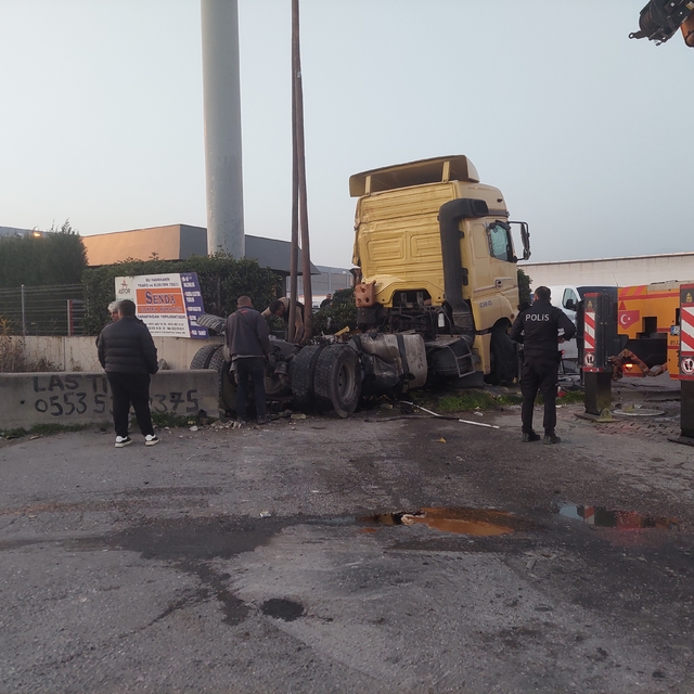 İzmir'de tır ve kamyonetin çarpıştığı kazada 1 kişi öldü