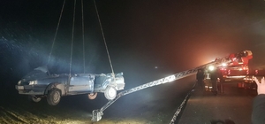 Balıkesir'de köprüden aşağı devrilen otomobildeki 2 kişi öldü, 1 kişi yaral...