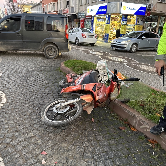 Gerze'de otomobille çarpışan elektrikli motosikletin sürücüsü yaralandı