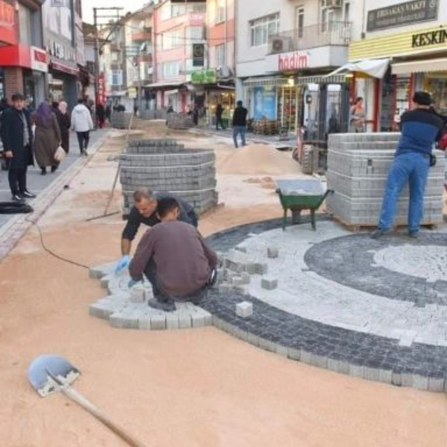 Yenişehir'de hal içindeki sokakların zemini dekoratif taşlarla yenileniyor