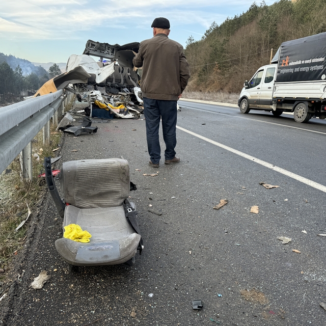 Bolu'da kamyon ile minibüsün çarpıştığı kazada 1 kişi öldü, 4 kişi yaraland...