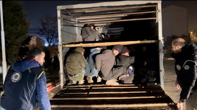 Iğdır'da polisin takibi sonucu 45 düzensiz göçmen yakalandı