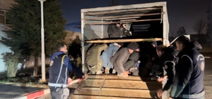 Kamyonetin kasasından 45 kaçak göçmen çıktı