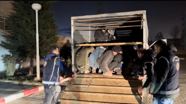 Kamyonetin kasasından 45 kaçak göçmen çıktı