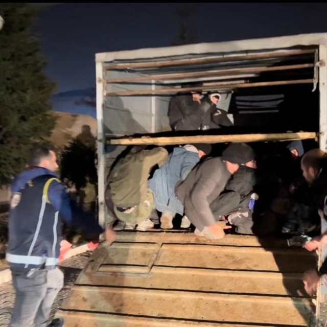 Kamyonetin kasasından 45 kaçak göçmen çıktı