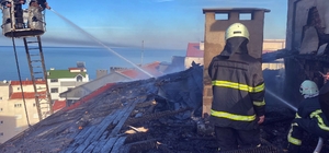 Sinop'ta 5 katlı binanın çatısında çıkan yangın söndürüldü