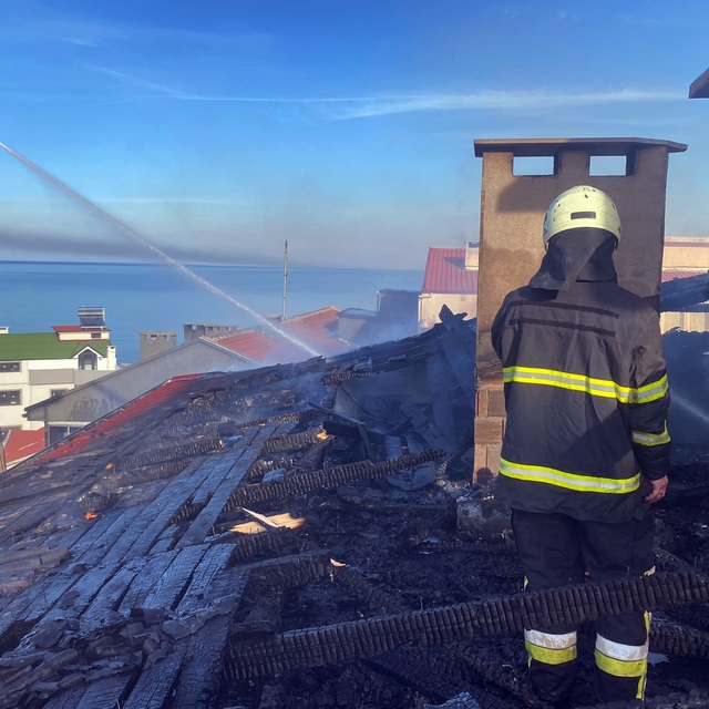 Sinop'ta 5 katlı binanın çatısında çıkan yangın söndürüldü