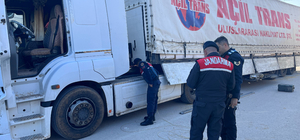 Denizli'de saman yüklü tırda 1900 paket kaçak sigara ele geçirildi