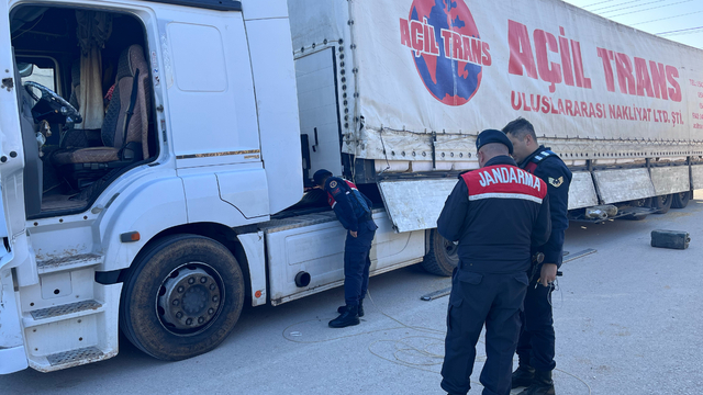 Denizli'de saman yüklü tırda 1900 paket kaçak sigara ele geçirildi