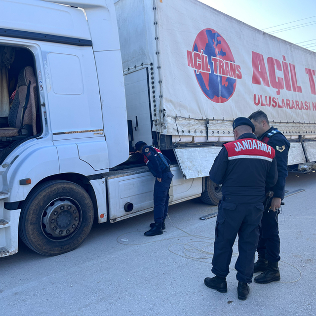 Denizli'de saman yüklü tırda 1900 paket kaçak sigara ele geçirildi