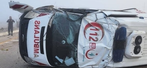 Hafif ticari araç ile ambulans çarpıştı; 6 yaralı