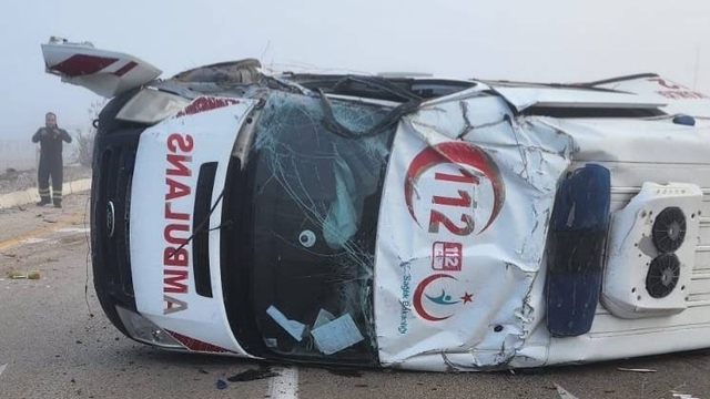 Hafif ticari araç ile ambulans çarpıştı; 6 yaralı