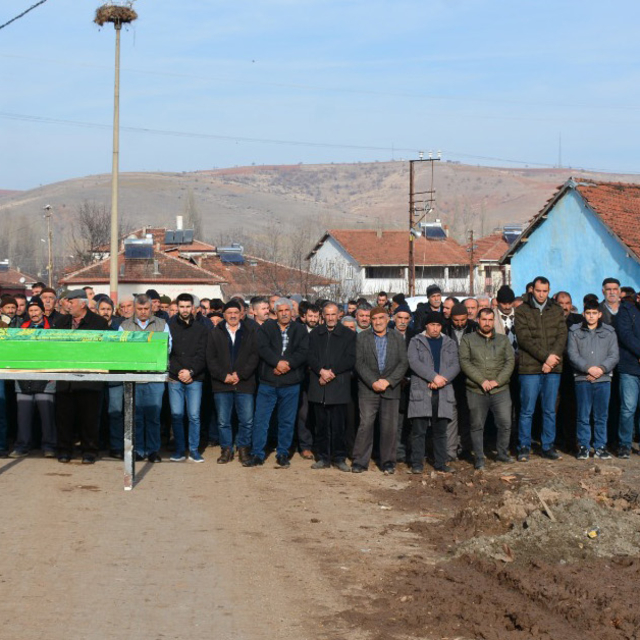 İki ailenin kavgasında ölen Salih, güvenlik önlemleri altında toprağa veril...