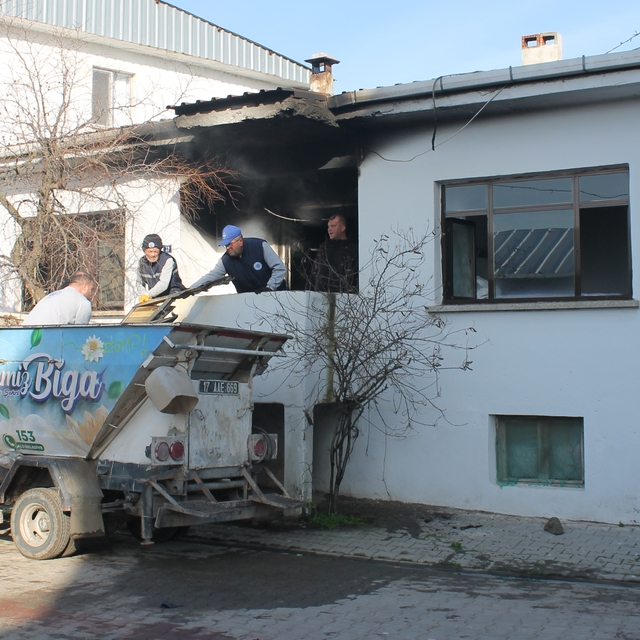 Çanakkale'de belediye temizlik işçilerinin fark ettiği ev yangını söndürüld...