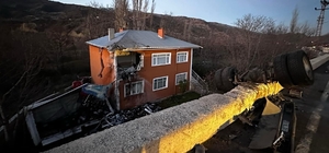Sivas'ta evin duvarına çarpan kamyonun sürücüsü yaralandı