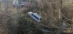 Kocaeli'de dereye devrilen otomobilin sürücüsü öldü