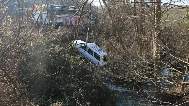 Kocaeli'de dereye devrilen otomobilin sürücüsü öldü
