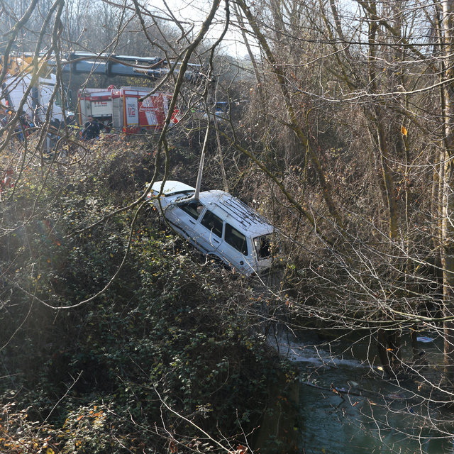 Kocaeli'de dereye devrilen otomobilin sürücüsü öldü