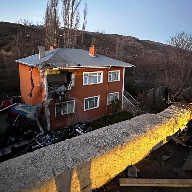 Sivas'ta evin duvarına çarpan kamyonun sürücüsü yaralandı