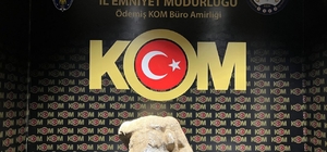 İzmir'de tarihi eser kaçakçılığı operasyonunda heykel parçası ele geçirildi
