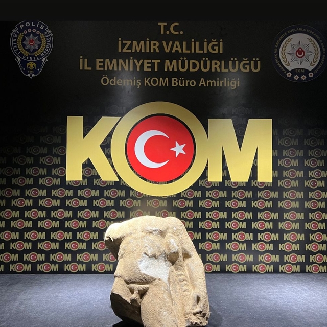 İzmir'de tarihi eser kaçakçılığı operasyonunda heykel parçası ele geçirildi