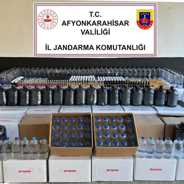 Afyonkarahisar'da kaçak alkol operasyonunda 2 kardeş yakalandı