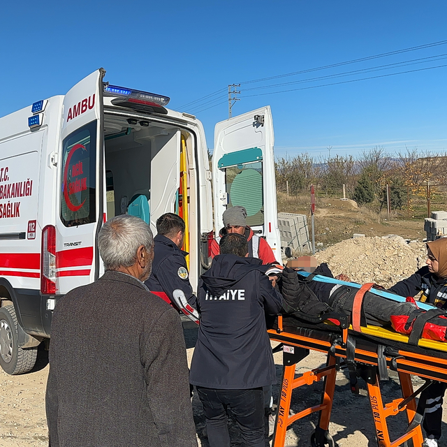 Adıyaman'da otomobil ile iş makinesi çarpıştı, 3 kişi yaralandı