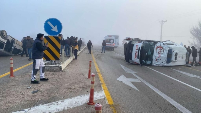 Elazığ'da 3 aracın karıştığı trafik kazasında 5 kişi yaralandı