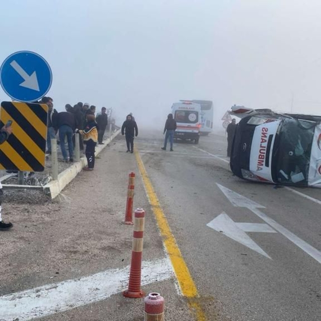 Elazığ'da 3 aracın karıştığı trafik kazasında 5 kişi yaralandı
