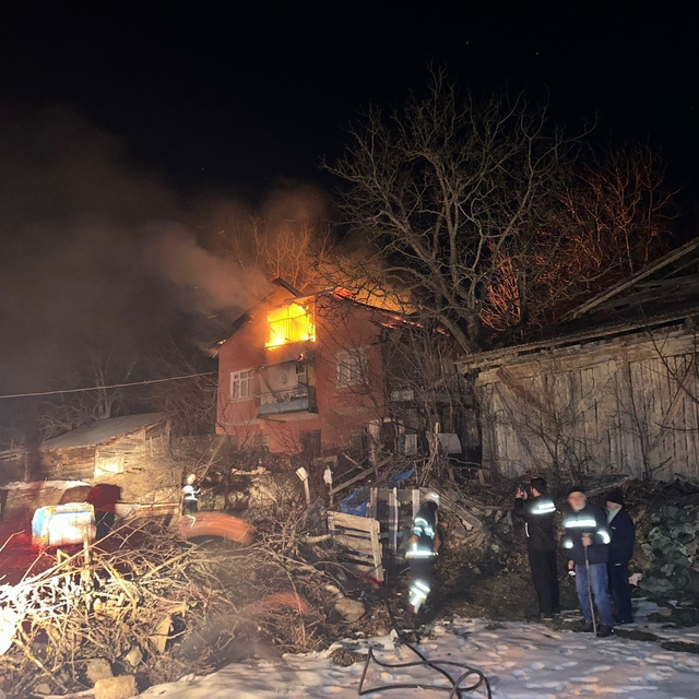 Gerede'de 3 katlı evde çıkan yangın söndürüldü