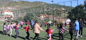 Aydın'da gönüllü gençler okul duvarlarını renklendirdi