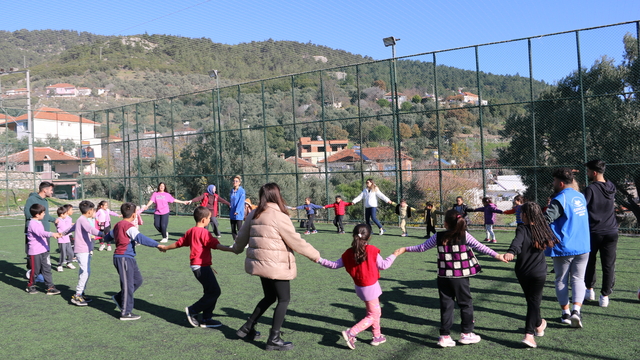 Aydın'da gönüllü gençler okul duvarlarını renklendirdi
