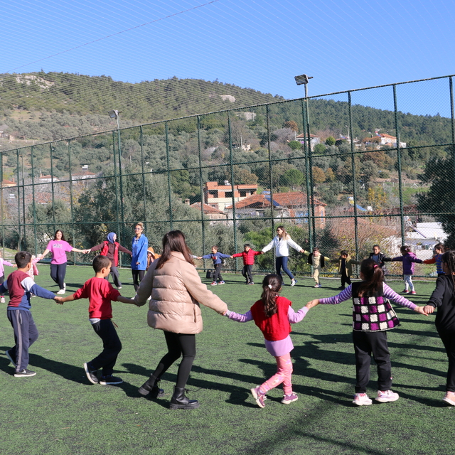 Aydın'da gönüllü gençler okul duvarlarını renklendirdi