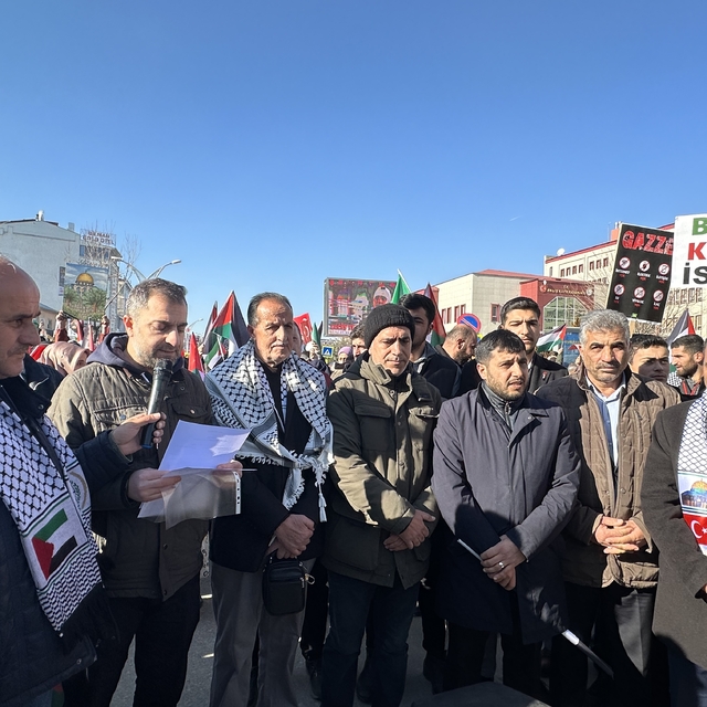 Vanlılar yaptıkları yürüyüşle İsrail'in Gazze'ye yönelik saldırılarını prot...