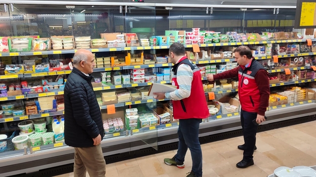 Karamürsel'de yılbaşı öncesi iş yerleri ve marketler denetlendi