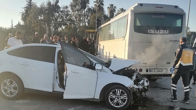 Antalya'da servis midibüsü ile otomobil çarpıştı, 2 kişi öldü, 13 kişi yaralandı