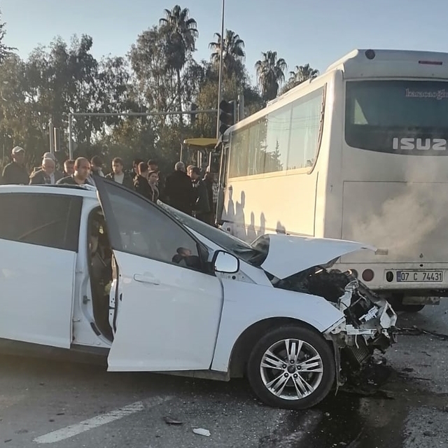 Antalya'da servis midibüsü ile otomobil çarpıştı, 2 kişi öldü, 13 kişi yara...