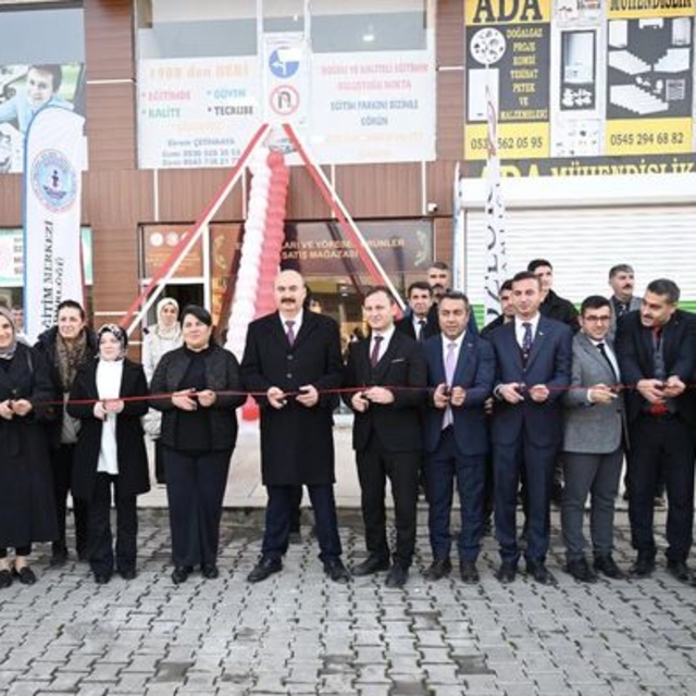 Batman Valisi Canalp Kozluk'ta mağaza açılışına katıldı