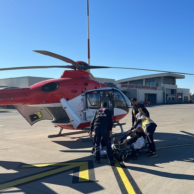 Şırnak'ta 82 yaşındaki hasta, ambulans helikopterle Şanlıurfa'ya sevk edild...